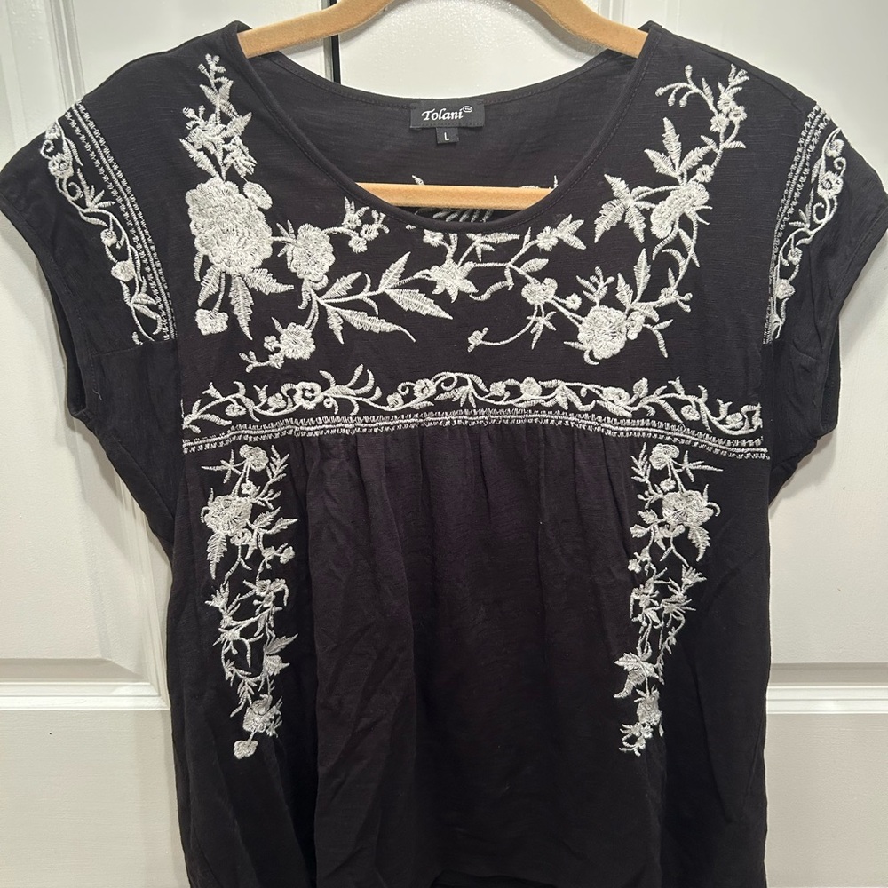 Tolani Black Top with White Floral Embroidery Short Sleeve Large 💯 Cotton Top - Picture 3 of 11